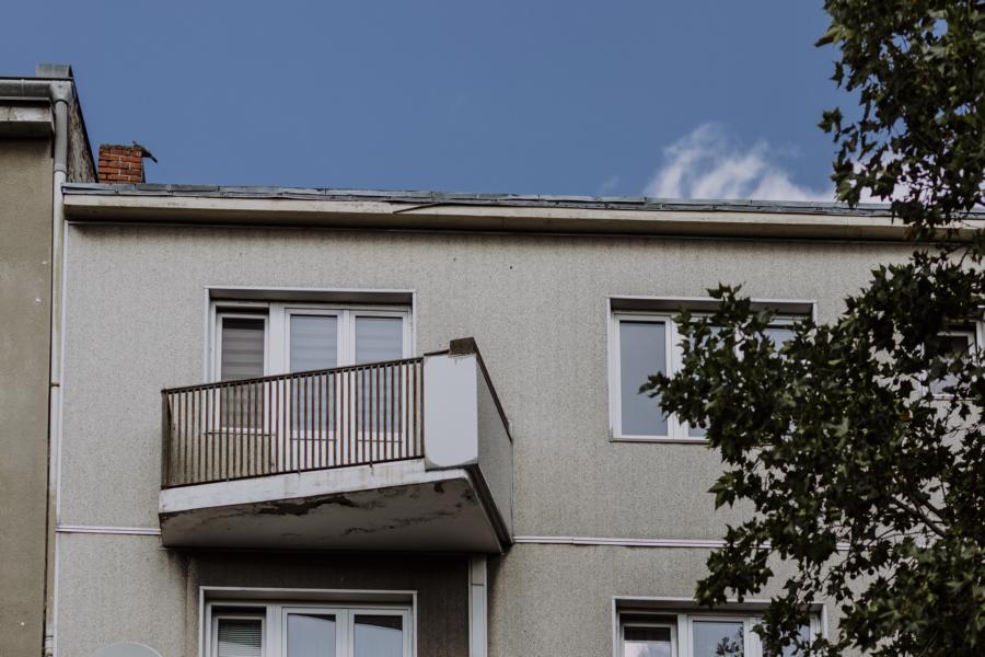 Wohneinheit mit Balkon im Obergeschoss des Wohnhauses Wohneinheit mit Balkon im Obergeschoss des Wohnhauses