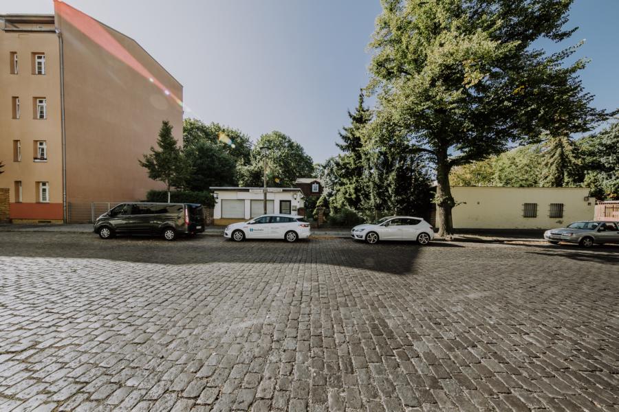 Straßenfront und Nachbarbebauung in Lichtenberg Straßenfront und Nachbarbebauung in Lichtenberg